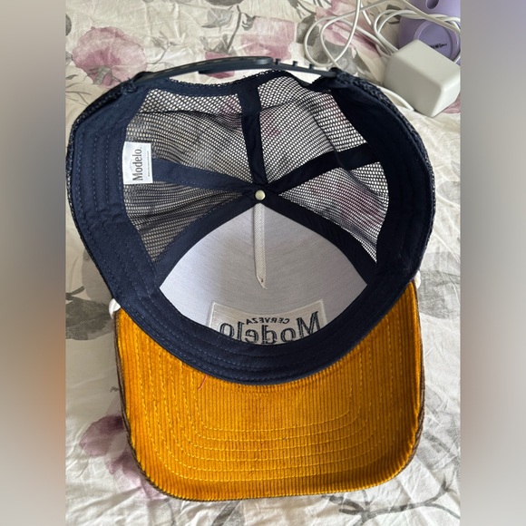 Modelo Hat - Picture 2 of 3